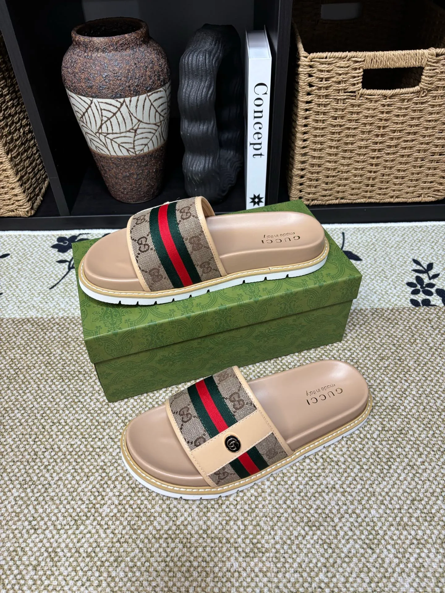Factory 💰 300 yuan Gucci slippers] high-end men's shoes brand official website 1:1 latest masterpiece: original mold customization, the fabric is made of imported original materials, upgraded outsole, lighter and non-slip. The market's top quality, simple yet tasteful, a must-have for fashionistas, fashionable at your feet, full of confidence, the same style at the counter 👍The season of summer slippers is here. Code: 38-45 (45 customized)